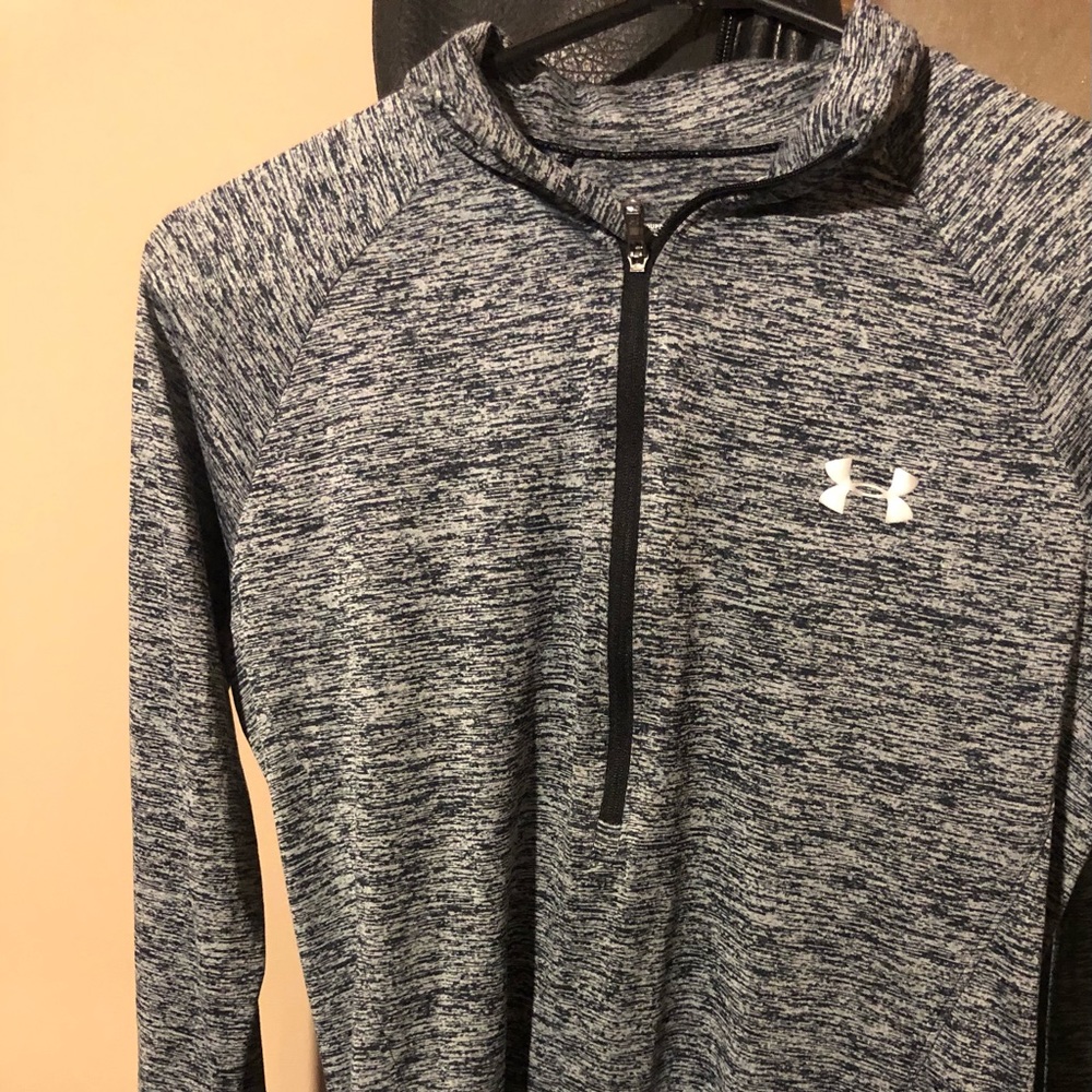 Under armour size small! In good conditions